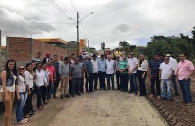 Prefeito vistoria obras de restauração na AL-115 em Olho D’Água Grande 