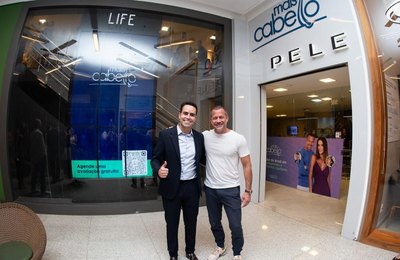Malvino Salvador e influencers comparecem à inauguração da Mais Cabello em Maceió