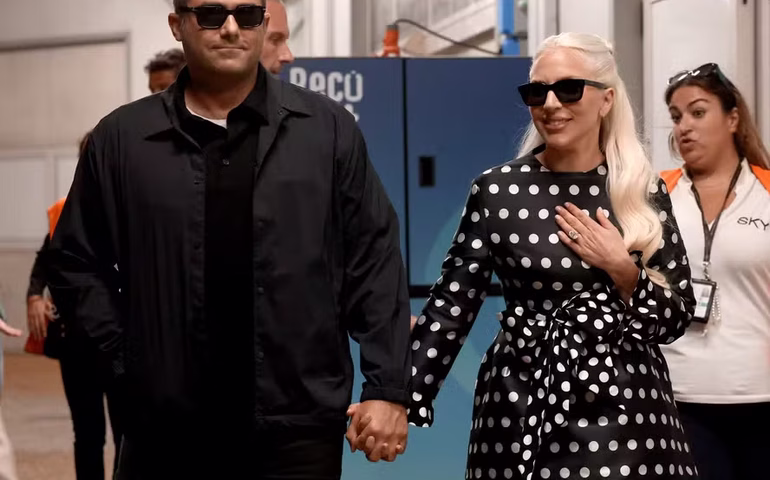 Lady Gaga surge com noivo em tapete vermelho do Festival de Veneza após rumores de crise conjugal