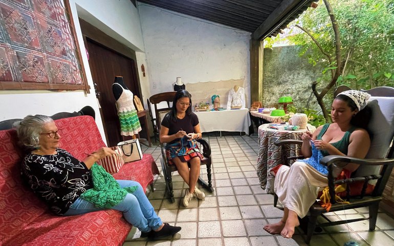 No Dia Internacional do Crochê, artesãs alagoanas tecem coleção 'No Balanço do Mar'