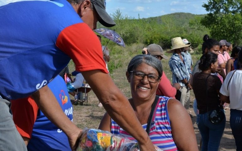 Prefeitura de Delmiro Gouveia beneficia 4.000 famílias com mais uma distribuição de Cestas Básicas