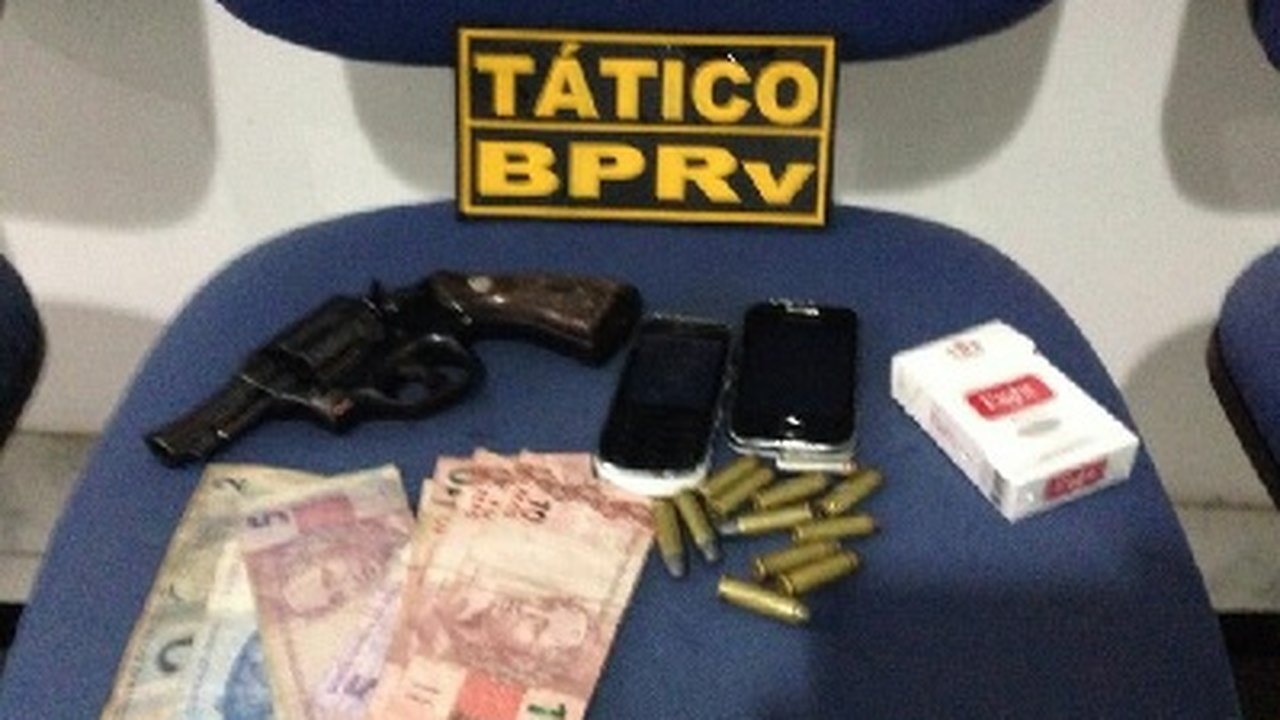 Batalhão Rodoviário prende dupla foragida da Justiça com arma de fogo na AL 101 Norte