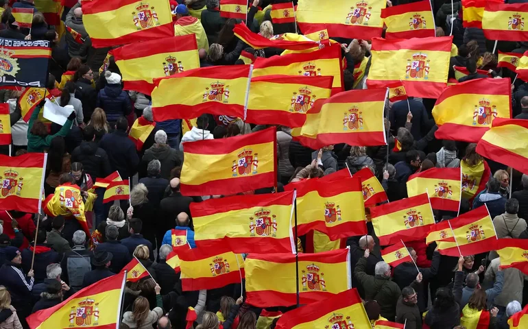 Manifestação contra anistia prometida por Pedro Sánchez a separatistas da Catalunha reúne 170 mil em Madri