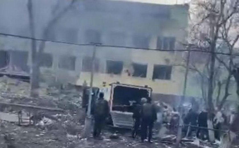 Ataque russo atinge hospital infantil em Mariupol; há crianças sob destroços