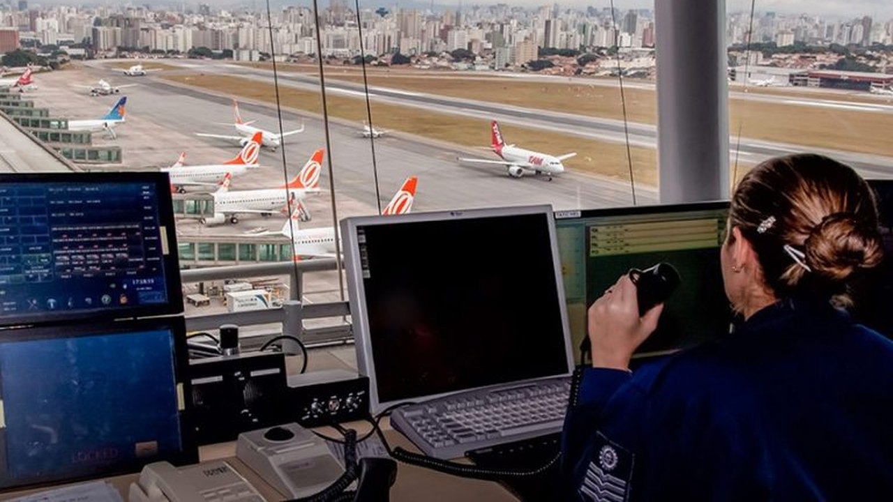 Na Itália, tráfego aéreo é reduzido em 50% após falha de rede; atrasos se espalham
