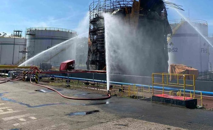 Bombeiros resfriam o tanque que explodiu na empresa