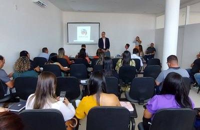 Inserção de temáticas transversais nas escolas é tema de reunião do projeto “Dever de Casa”