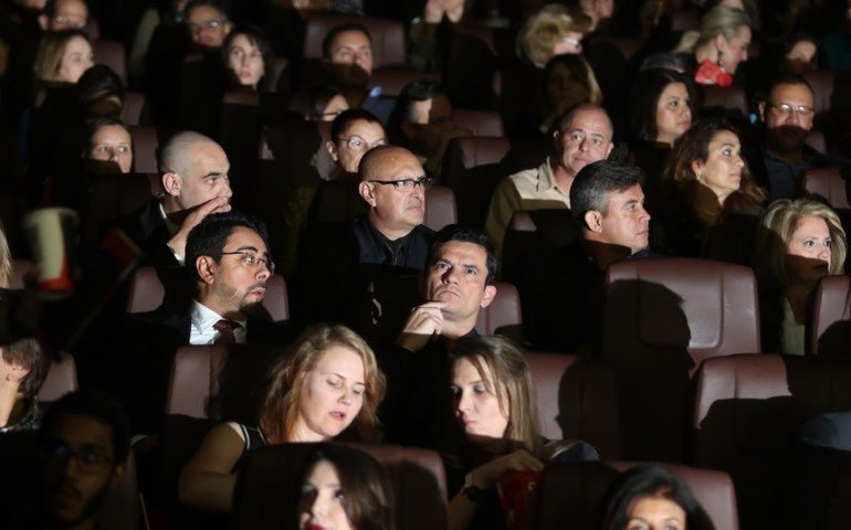 EUA: jovem levanta R$ 65 mil para que meninas assistirem a ‘Uma Dobra no Tempo’