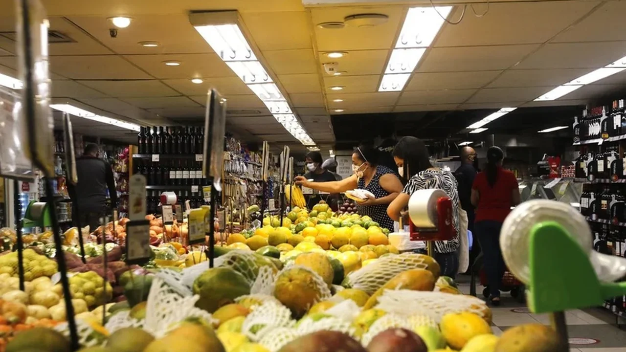 Tomate, feijão e cebola estão entre os alimentos que mais subiram no IPCA em 2024