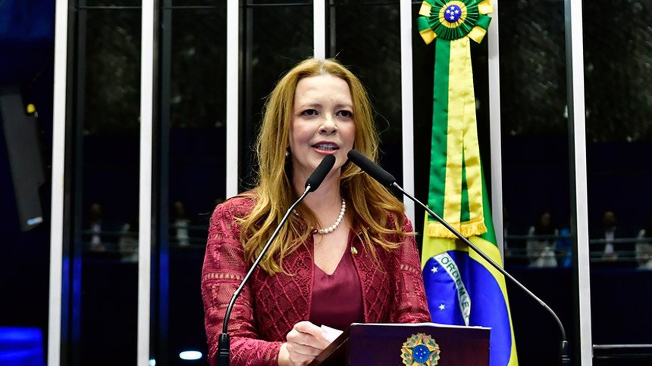 Janaína Farias toma posse no Senado