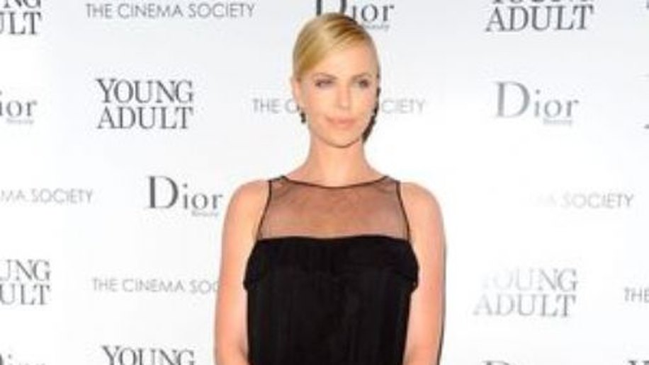 De vestido curto, Charlize Theron promove 'Jovens Adultos' em NY