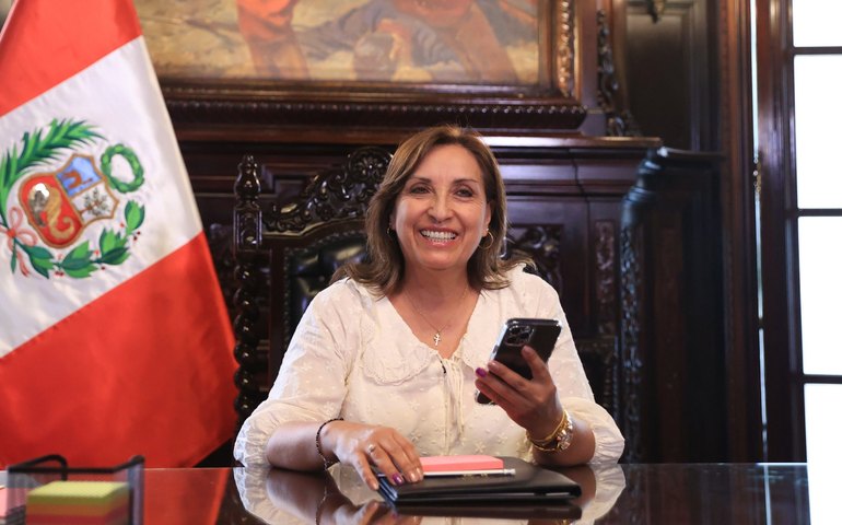 Presidente do Peru é atacada e tem o cabelo puxado durante visita à cidade de Ayacucho; veja vídeo