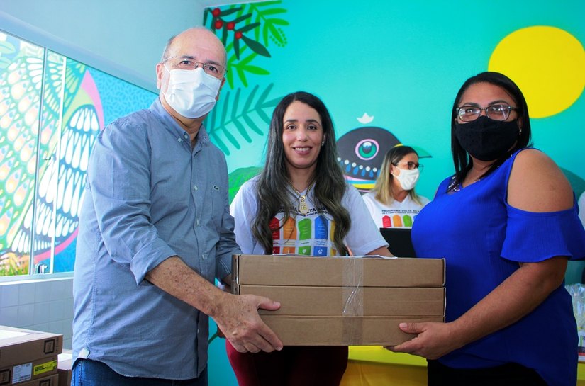 Semed Penedo distribui notebooks e orienta diretoras sobre protocolo de volta às aulas