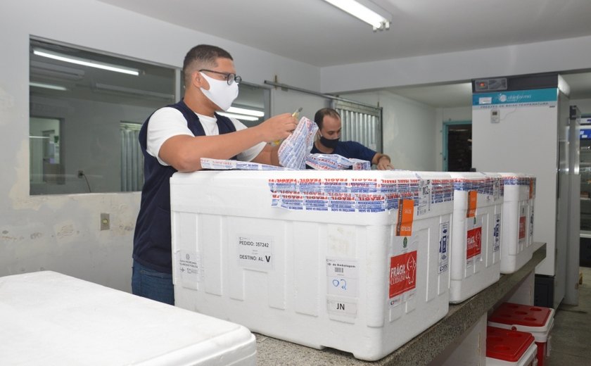 Covid-19: Alagoas recebe 104.490 doses de vacinas e distribuição começa nesta sexta (25)