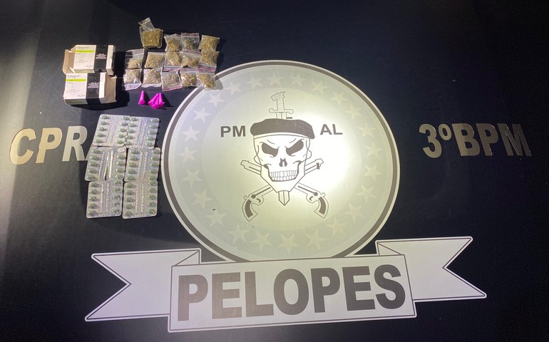 PM recupera veículo furtado e apreende drogas em Arapiraca