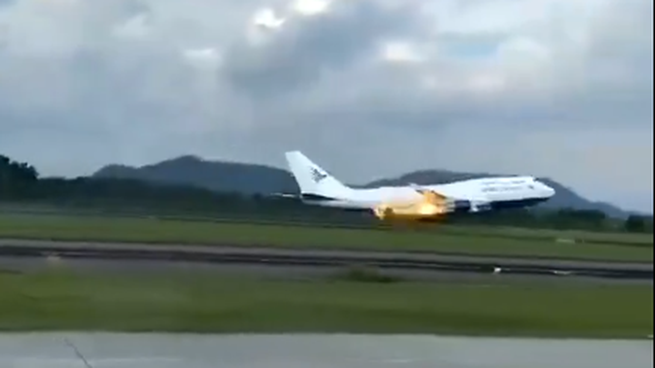 Avião com 468 pessoas a bordo tem fogo em motor ao decolar e retorna ao aeroporto; veja