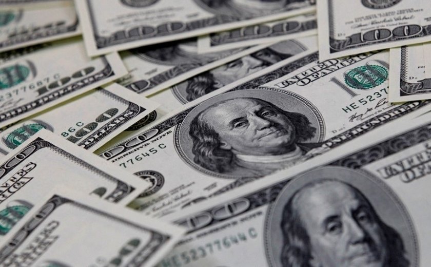 Dólar recua com ADP fraco e Campos Neto no foco