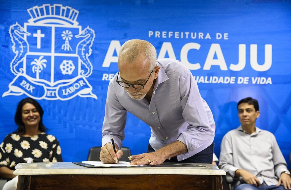 Prefeito sanciona lei de cotas / Foto: Marco Vieira/PMA