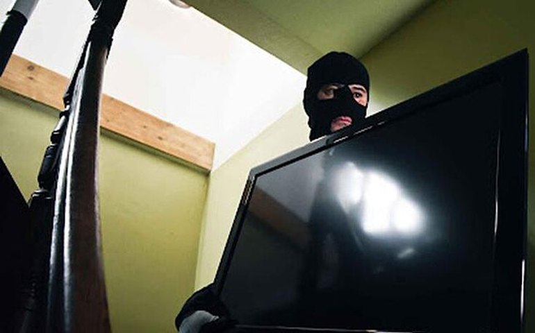 Casa é invadida por ladrão e televisão é roubada