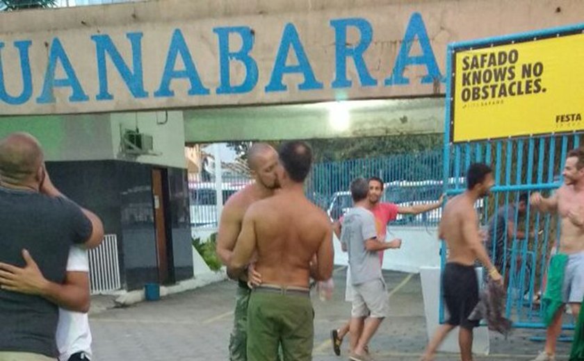 Leonardo Vieira curte noitada sem camisa e beija muito em festa no Rio
