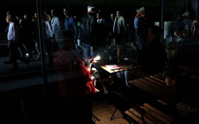 Premiê Sánchez anuncia restabelecimento parcial da eletricidade após apagão na Espanha