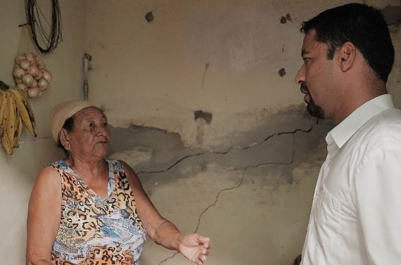 Senador Rodrigo Cunha visita residências atingidas pelo afundamento no Pinheiro, Mutange e Bebedouro