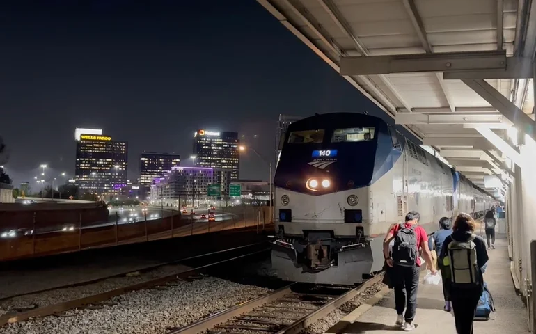 Trem da meia-noite da Geórgia: Uma visão da América a partir dos trilhos enquanto os aeroportos lutam para sobreviver à paralisação