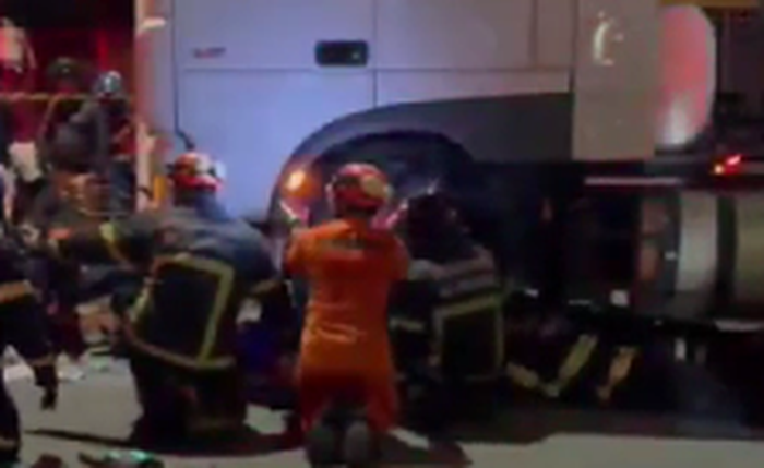 Ciclista sobrevive após cair embaixo de caminhão em acidente