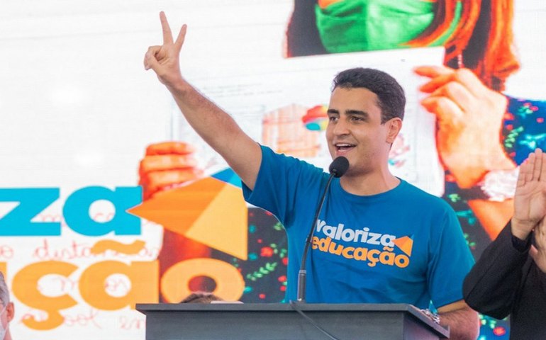 Prefeito JHC anuncia conclusão do pagamento dos biênios aos servidores da Educação