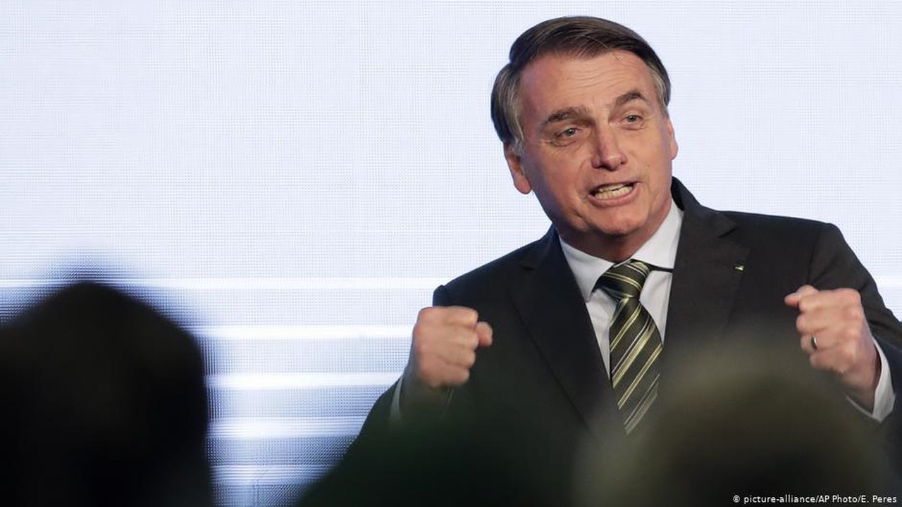 Bolsonaro concede indulto de Natal a policiais condenados