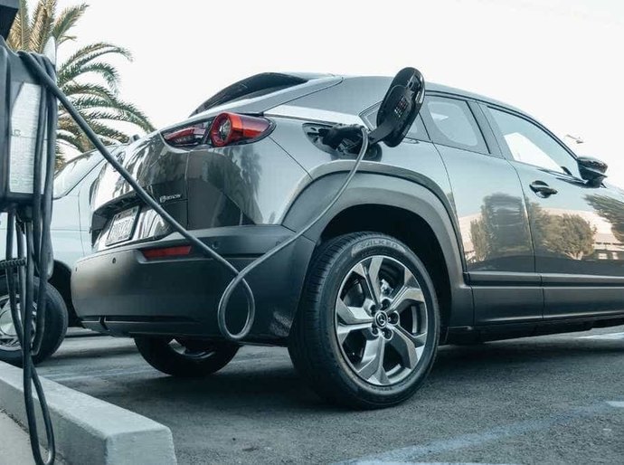 Carros elétricos: MP pediu esclarecimentos sobre recarga em postes e a Equatorial afirmou ter adotado providências