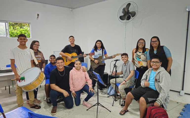Servidor da Semed transforma rotina escolar de alunos com aulas de música