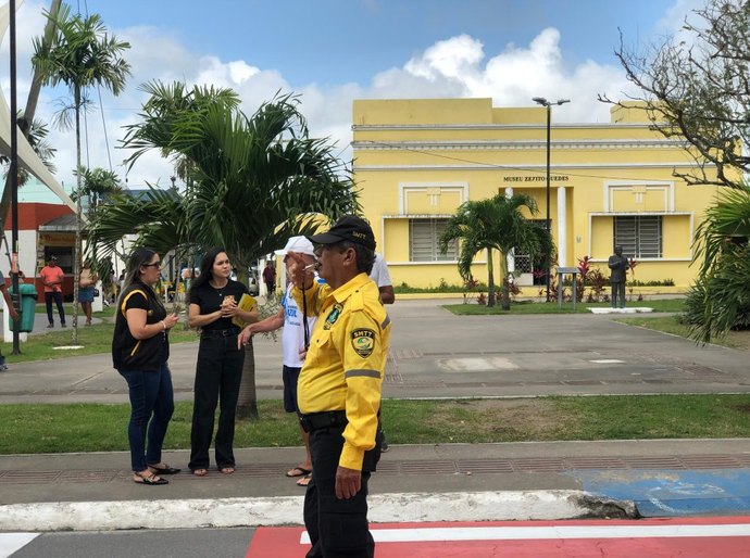 SMTT realiza ação educativa com motociclistas e pedestres no Centro de Arapiraca