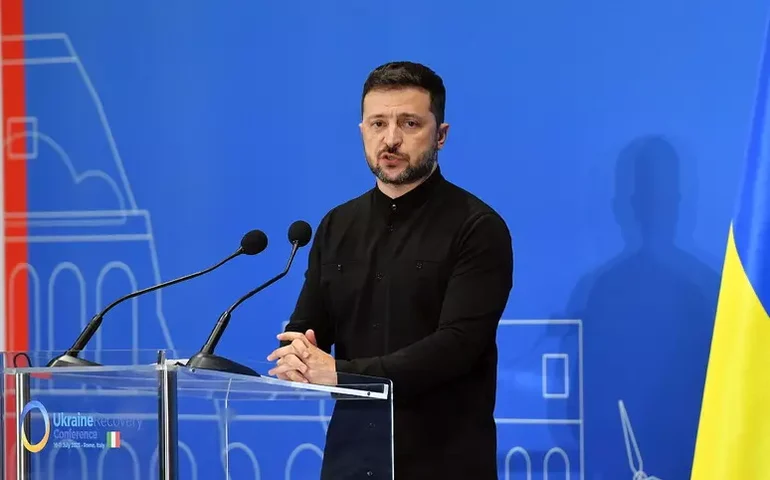 Após protestos, Zelensky defende lei contra órgãos anticorrupção
