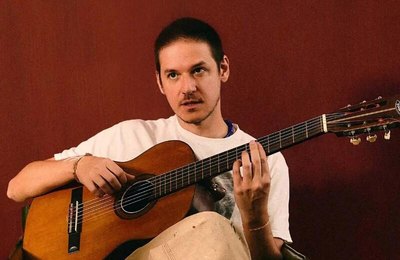 Rubel em Maceió com sua nova turnê “BELEZA. Rubel e Violão”
