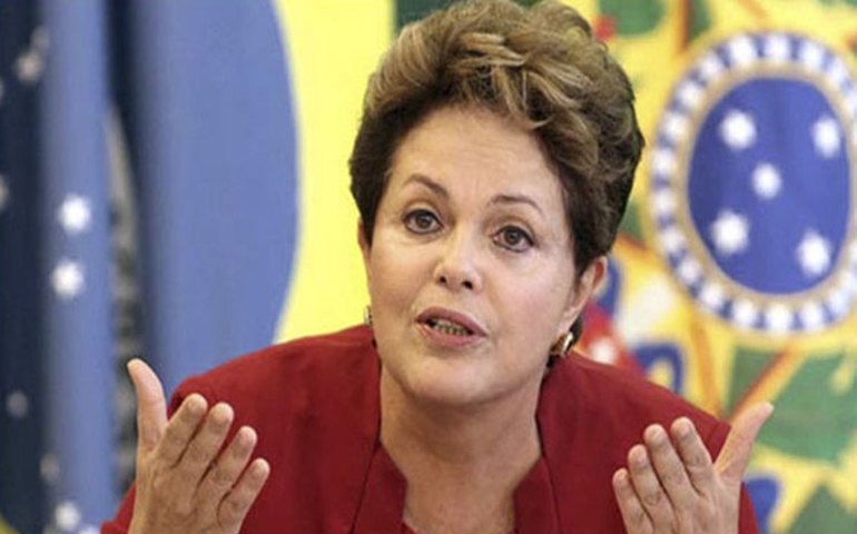 Após mal-estar, ex-presidente Dilma passa por exames em hospital de Porto Alegre