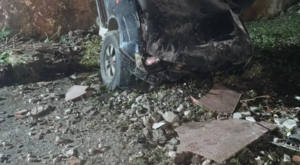 Motorista colide com veículos e atravessa muro de condomínio em Aracaju