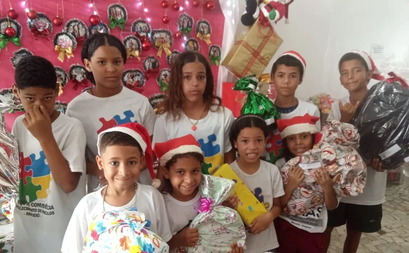 Crianças do Serviço de Convivência recebem presentes do Papai Noel dos Correios