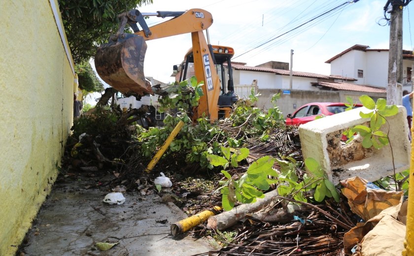 PREVENIR: Prefeitura recolhe cerca de 4 toneladas de entulhos descartados de forma irregular, na Massagueira