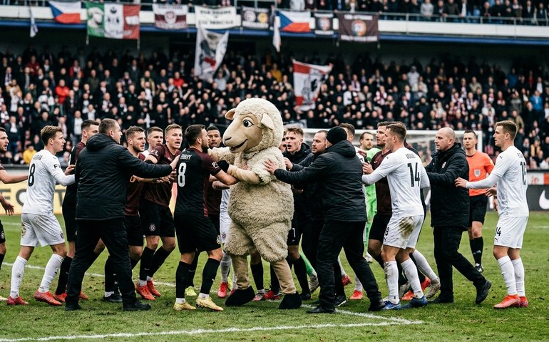 Mascote fantasiado de carneiro causa confusão e briga geral em jogo na República Tcheca