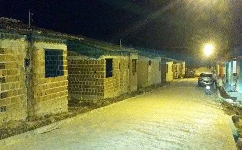 Famílias sem-teto invadem casas do &#8216;Minha Casa Minha Vida&#8217; em Novo Lino