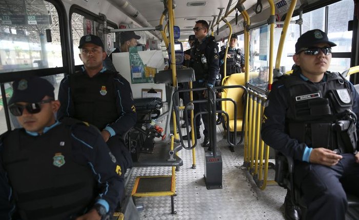 Para garantir a segurança de passageiros, ônibus circulam em Fortaleza com o apoio de militares armados  - Arquivo/José Cruz/Agência Brasil)