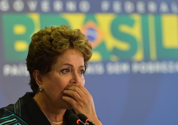 Dilma chora ao receber relatório sobre ditadura e diz que país merece a verdade