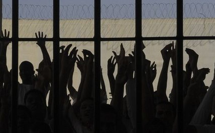 Jurados condenam dez PMs por mortes de oito presos no Carandiru