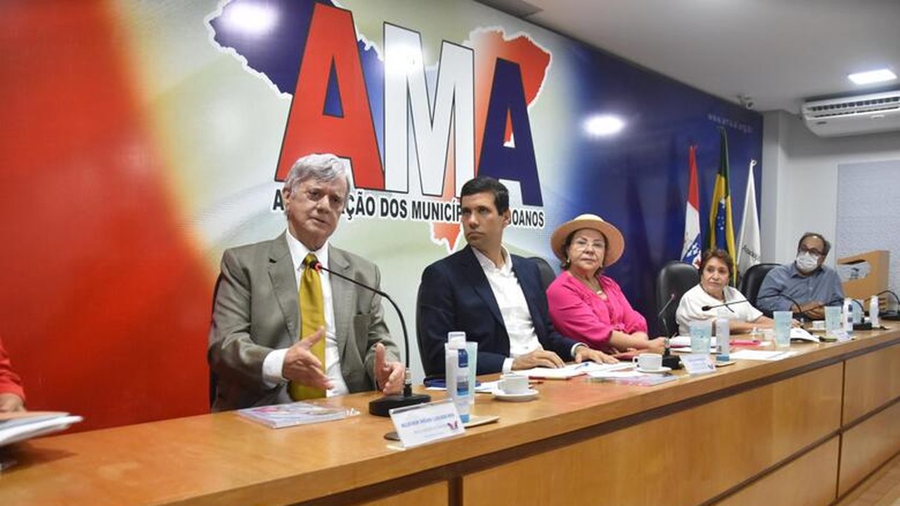 Governador Kléver Loureiro mantém diálogo com prefeitos alagoanos em reunião na AMA