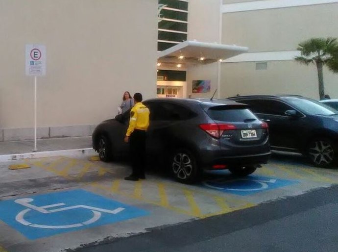 Fiscalização da SMTT em Maceió flagra irregularidades em vagas especiais