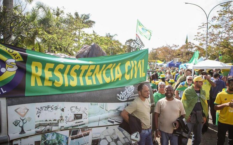 Manifestantes em frente a quartéis trocam intervenção por 'resistência civil'