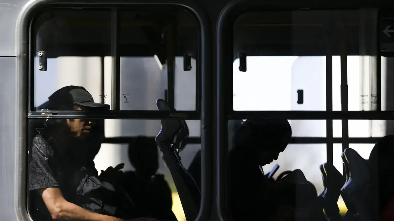 Homem é preso após quebrar janela de ônibus com caixa térmica