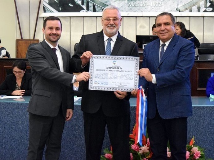 Doutor Kléber Fortes é agraciado com a Comenda Tavares Bastos