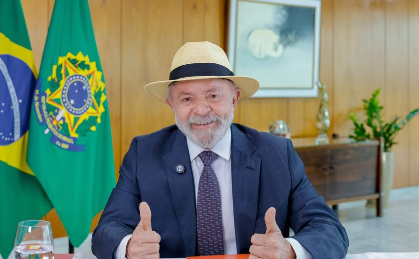 Lula faz exames de imagem da cabeça e está liberado para viagens